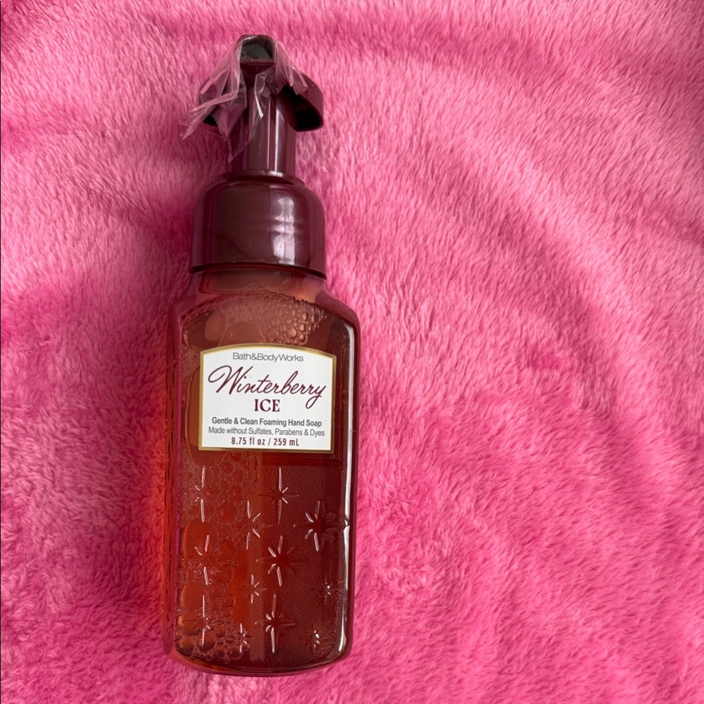 Bath & Body Works Winterberry Ice Foaming Hand Soap - Berry Red new